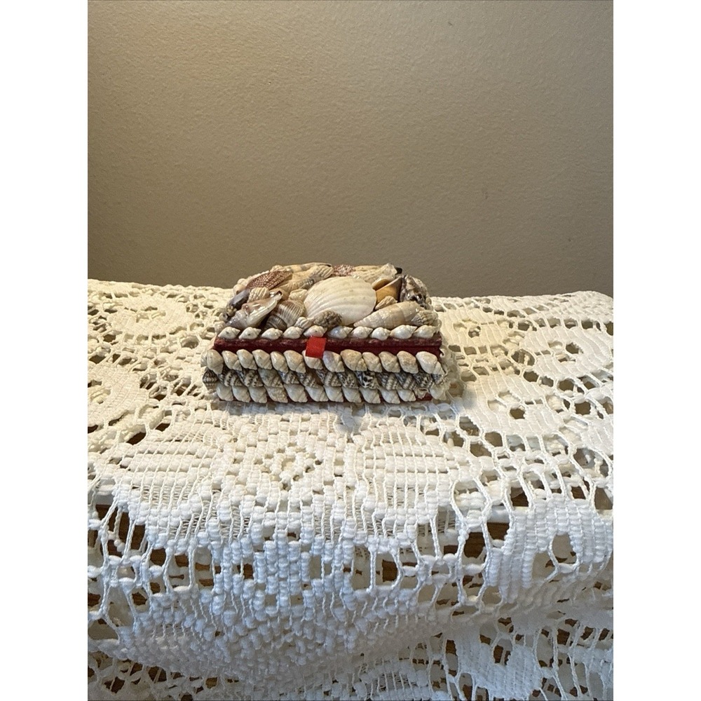 VINTAGE  JEWELRY BOX TRINKED BOX WITH SHALLS